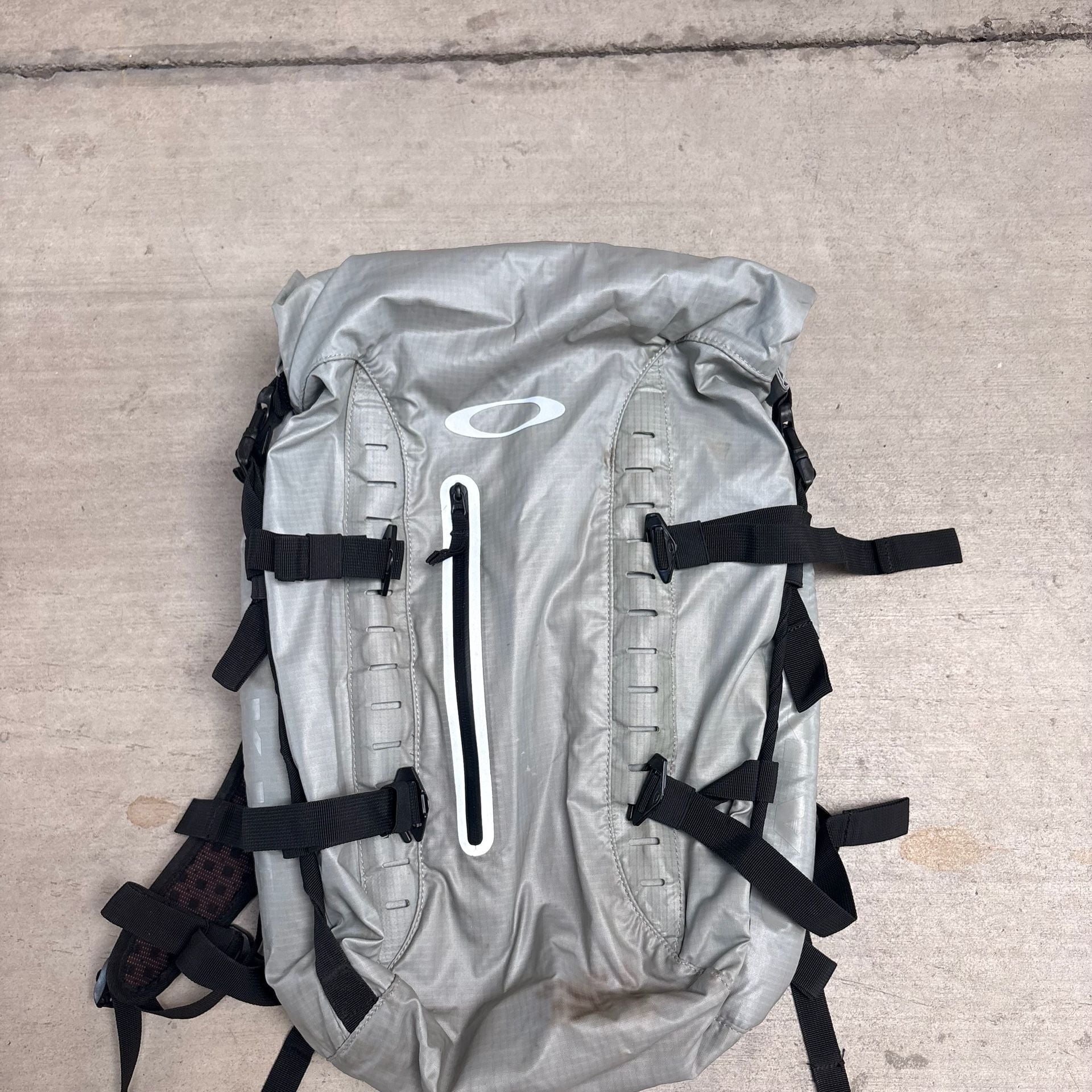 Oakley Motion Backpack Grey Tech Gorpcore Roll Top 2