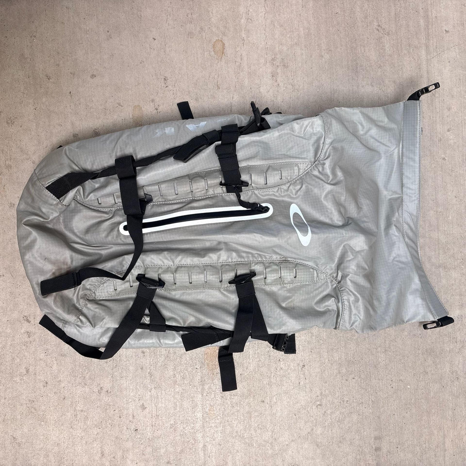 Oakley Motion Backpack Grey Tech Gorpcore Roll Top 4