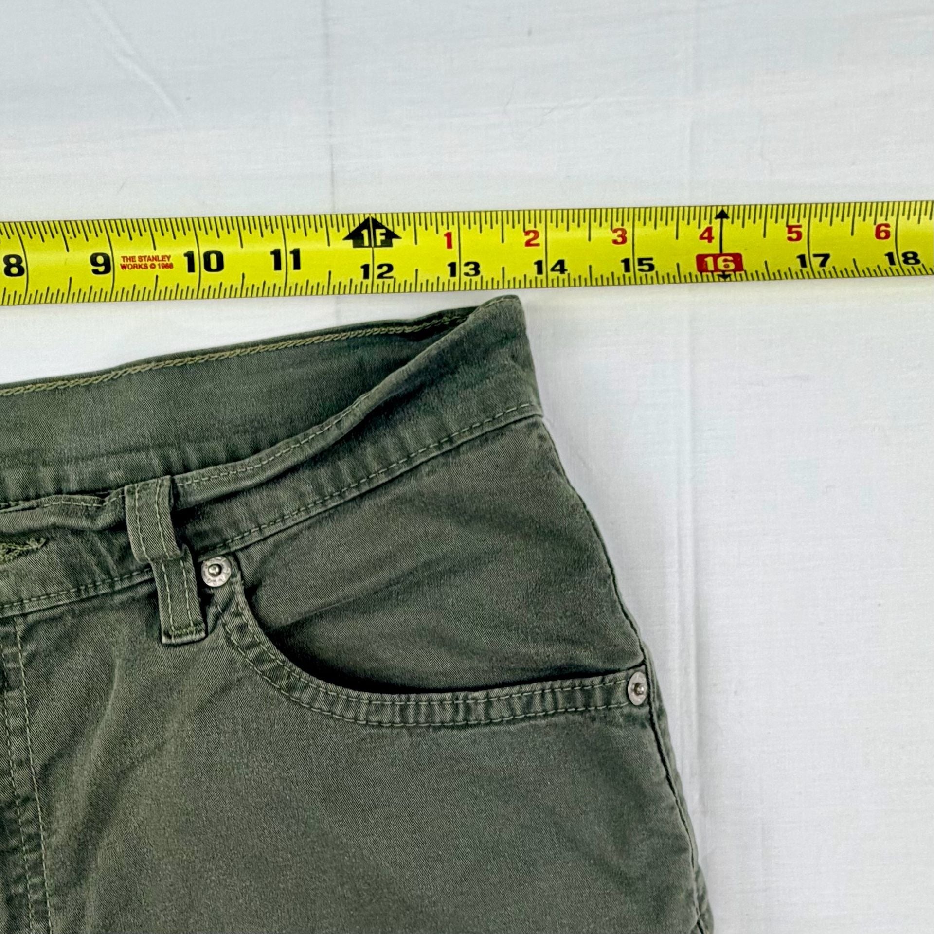Levi's Women’s 550 Relaxed Fit Olive Shorts Fish Patches
Size 8 7