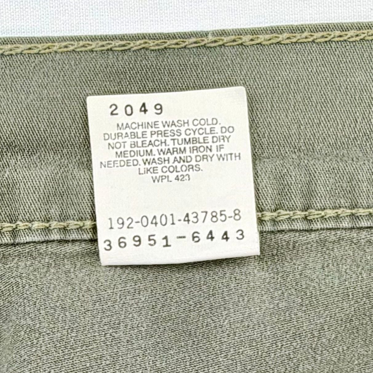 Levi's Women’s 550 Relaxed Fit Olive Shorts Fish Patches
Size 8 8