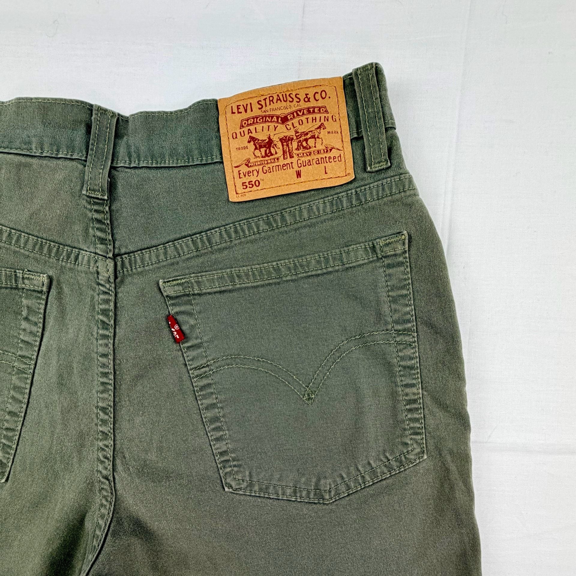 Levi's Women’s 550 Relaxed Fit Olive Shorts Fish Patches
Size 8 10
