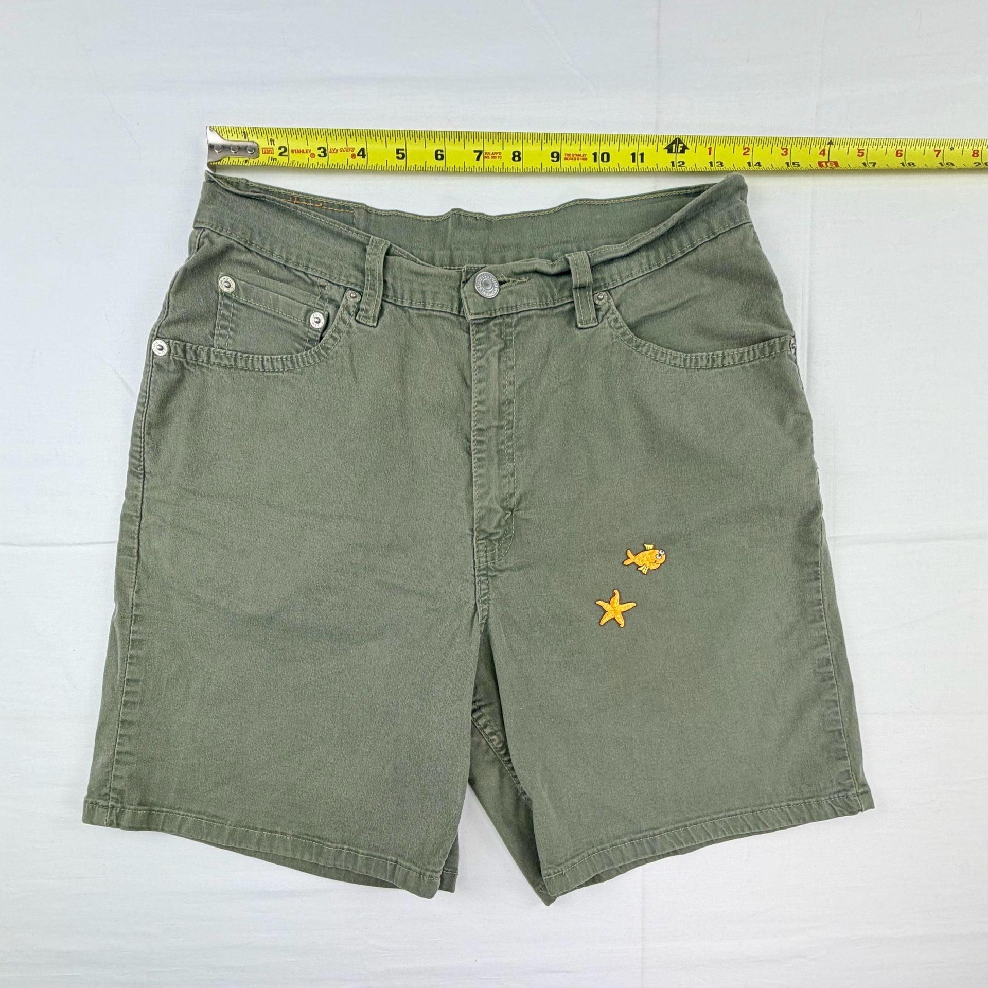 Levi's Women’s 550 Relaxed Fit Olive Shorts Fish Patches
Size 8 12