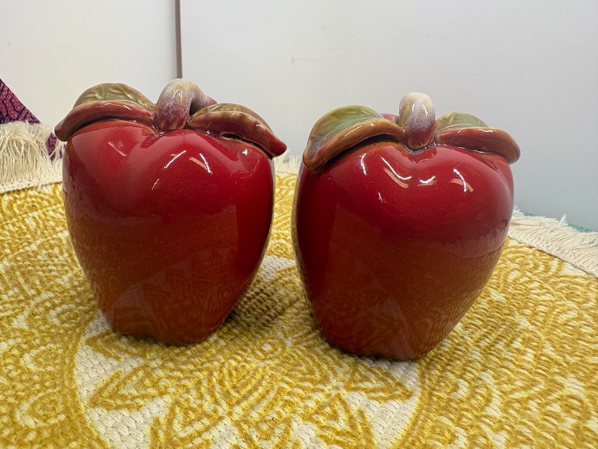 Vintage Ceramic Red Apple Salt And Pepper Shakers Set Retro Kitchen Decor 2