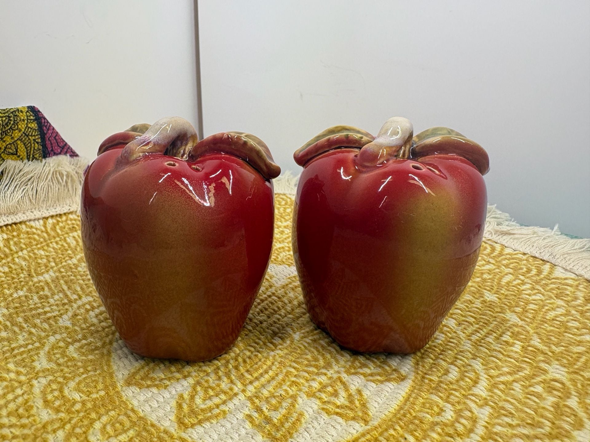 Vintage Ceramic Red Apple Salt And Pepper Shakers Set Retro Kitchen Decor 3