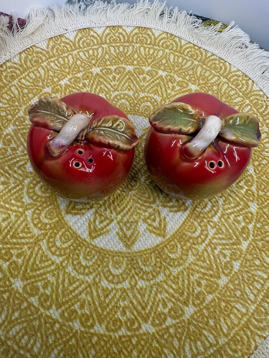 Vintage Ceramic Red Apple Salt And Pepper Shakers Set Retro Kitchen Decor 4
