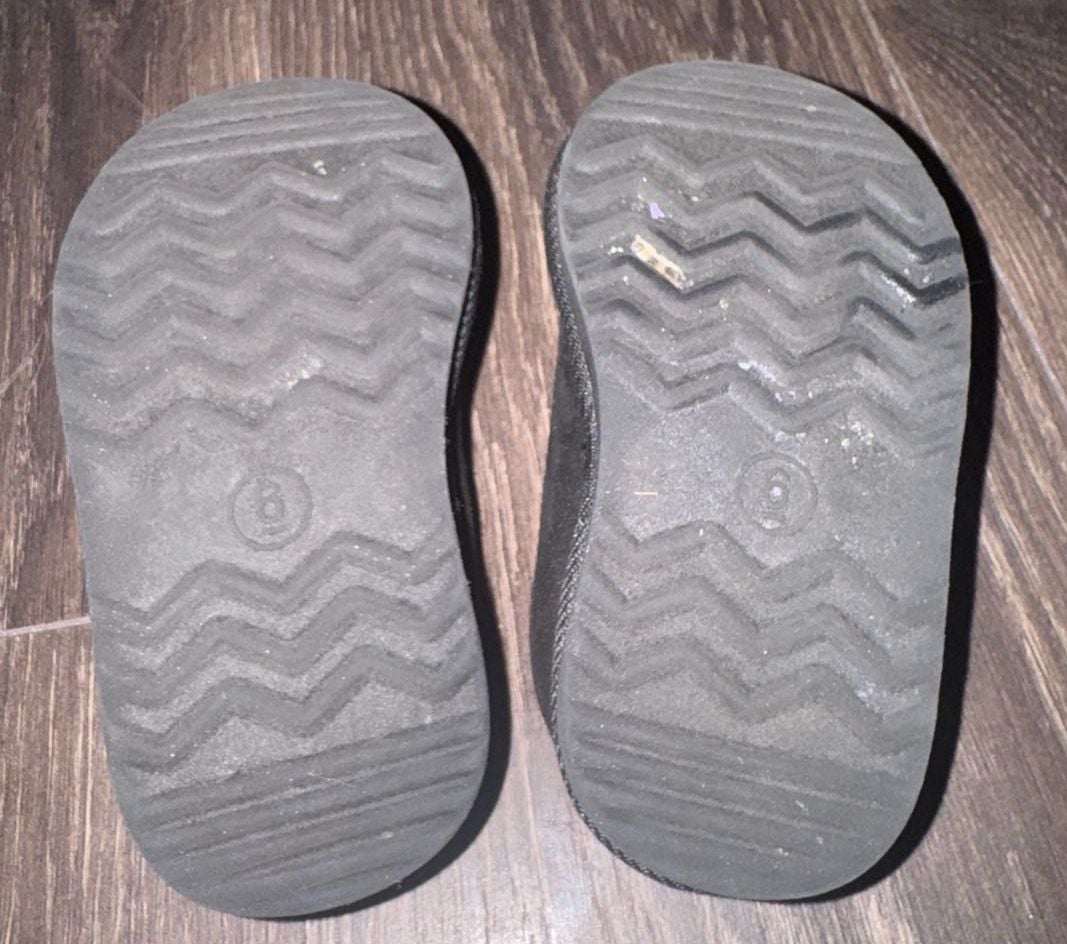 Cat & Jack Kid’s Slippers Child Size 6 Black Faux Fur Clog 4