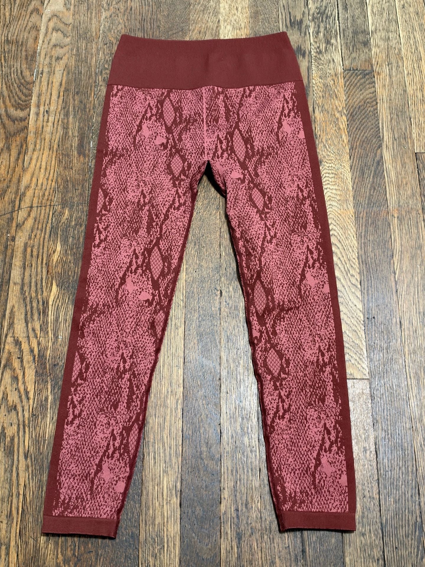 Fabletics High-Waisted Seamless Snakeskin 7/8 Leggings Red Burgundy Small 2