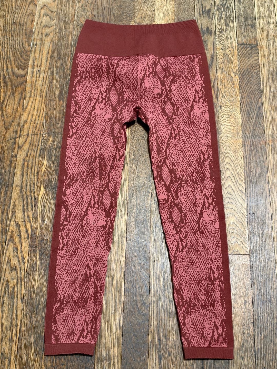 Fabletics High-Waisted Seamless Snakeskin 7/8 Leggings Red Burgundy Small 7