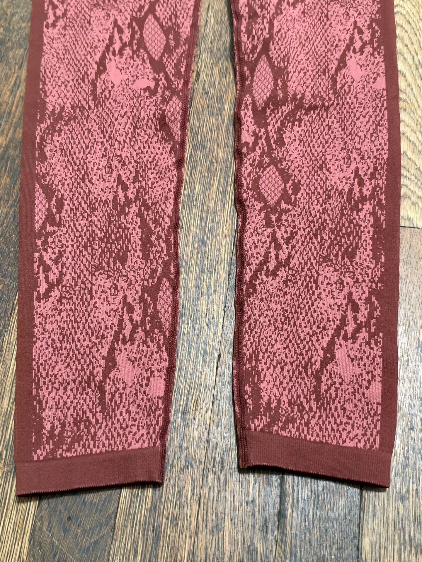 Fabletics High-Waisted Seamless Snakeskin 7/8 Leggings Red Burgundy Small 8