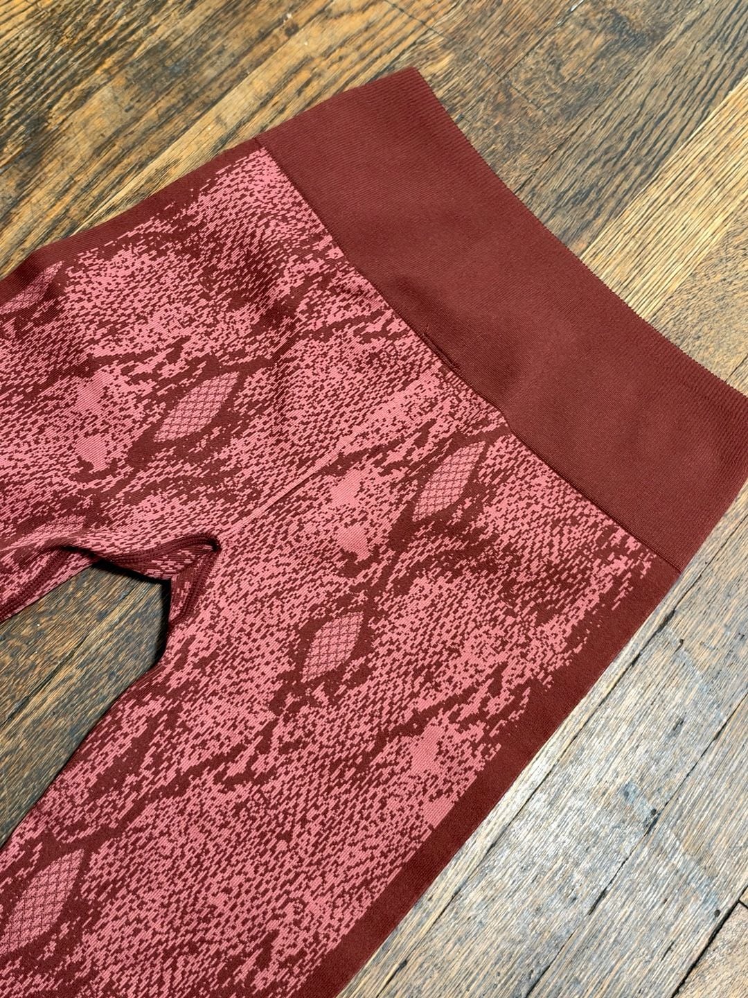 Fabletics High-Waisted Seamless Snakeskin 7/8 Leggings Red Burgundy Small 9