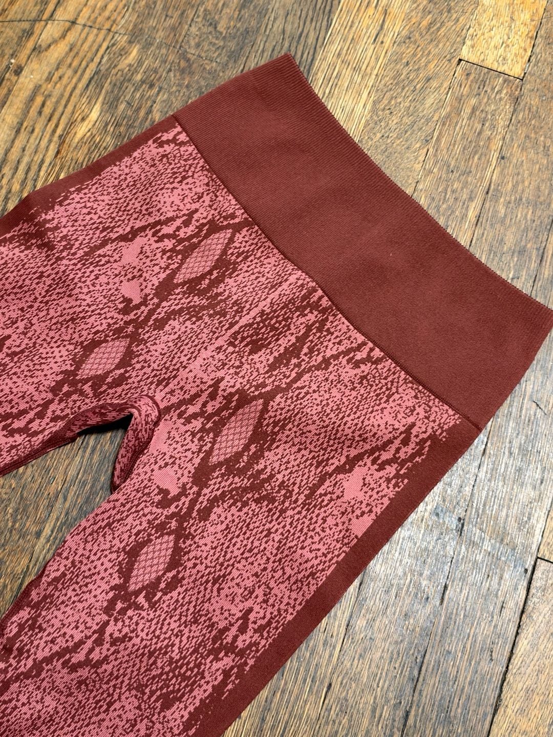Fabletics High-Waisted Seamless Snakeskin 7/8 Leggings Red Burgundy Small 10