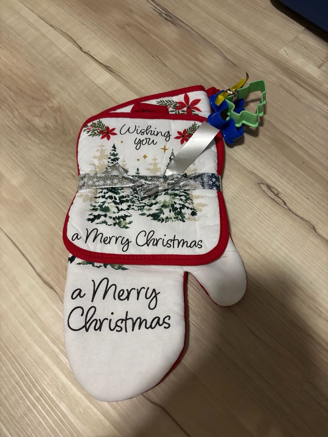 Christmas House Oven Mitt And Pot Holder Set 1