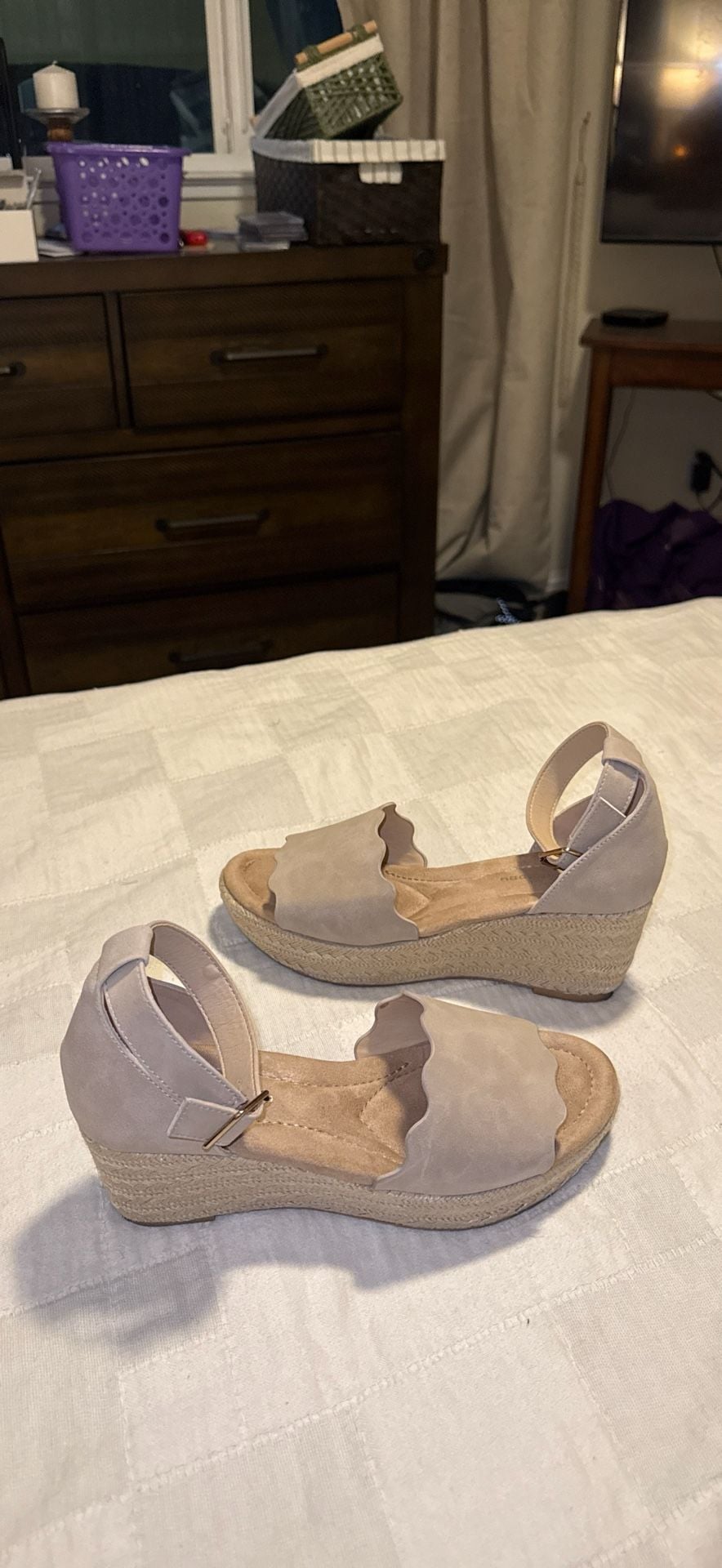 CL By Laundry Espadrille Wedge Sandals Size 8.5 Taupe Scalloped 7