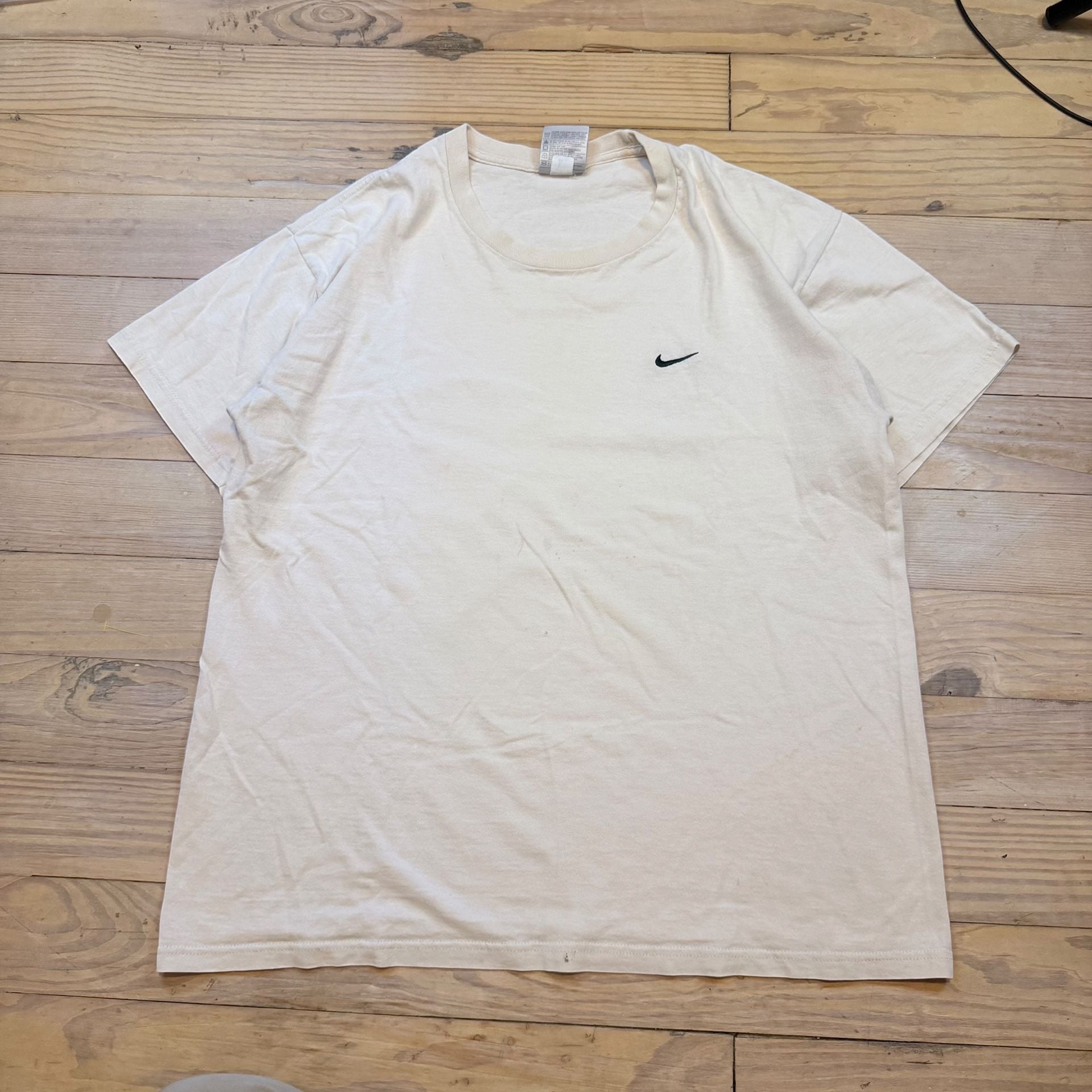 Nike Minimalist Swoosh T-Shirt Size M Beige Embroidered Logo 4