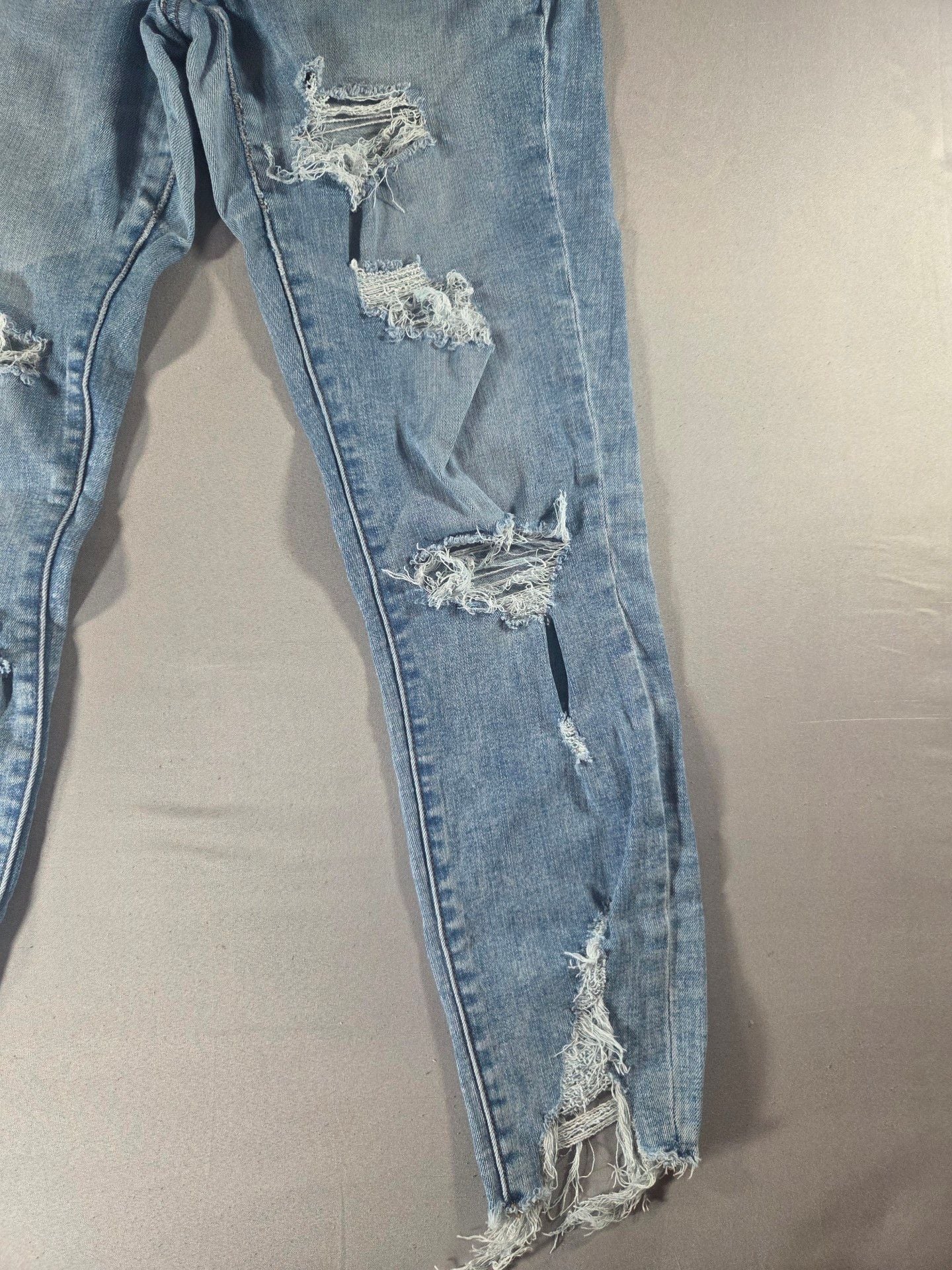 American Eagle Distressed Jeans 3