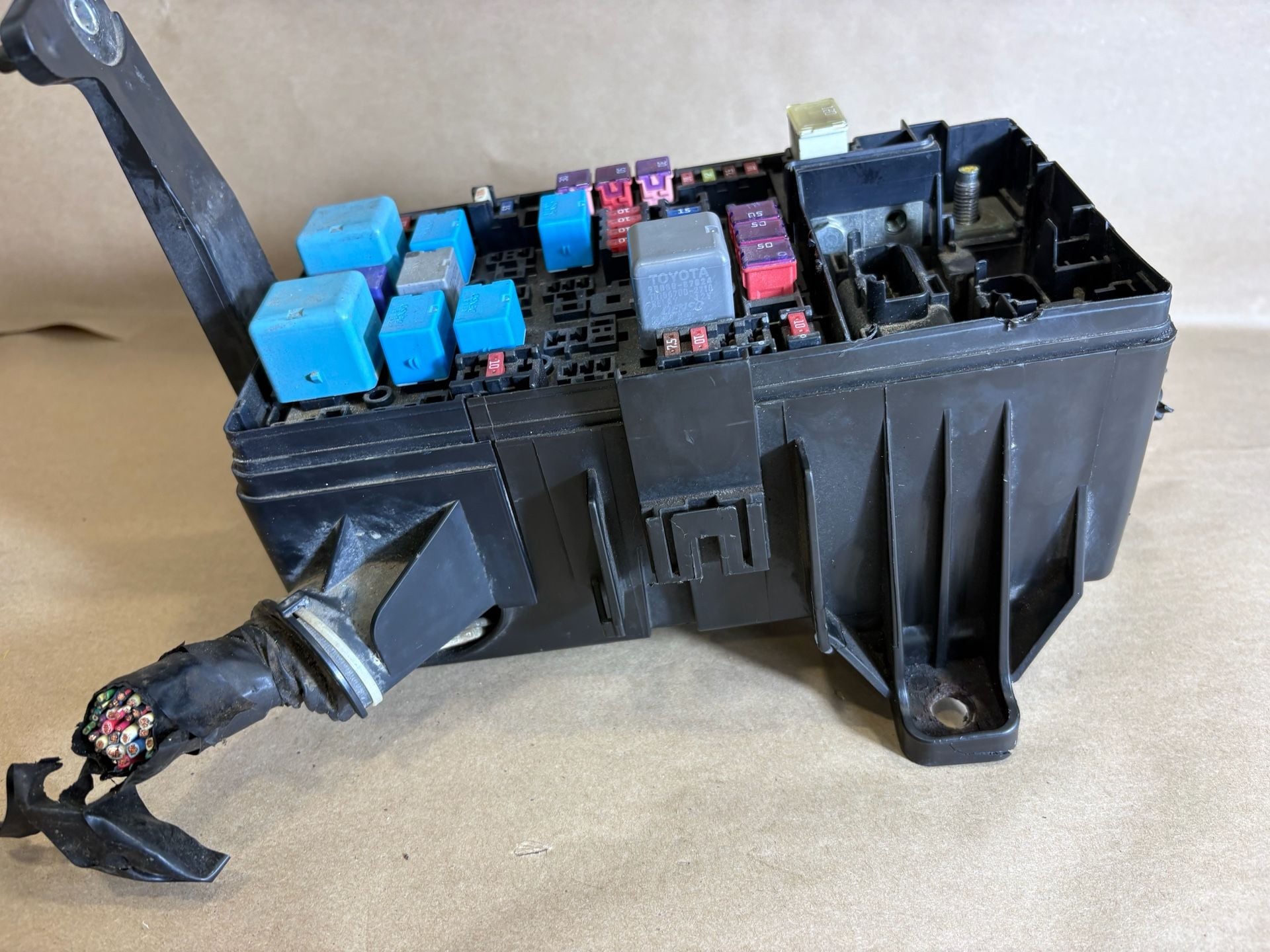 2005-2008 Toyota Tacoma 2.7L Engine Bay Fuse Relay Box with Harness OEM 8
