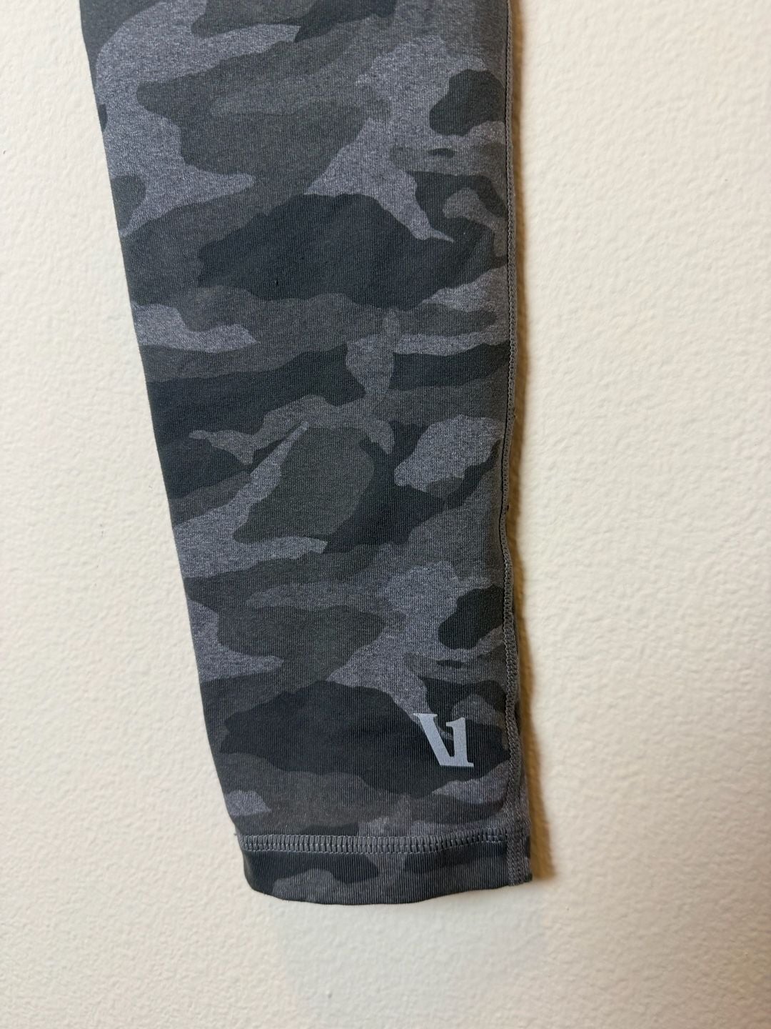 Vuori Performance Leggings Size Small Camo 7