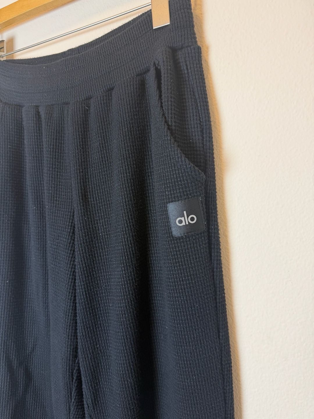 Alo Yoga Waffle Weekend Escape Jogger Size S Black 3
