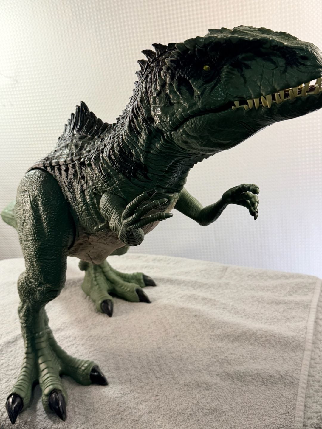 Mattel Jurassic World Super Colossal Giganotosaurus Figure 7