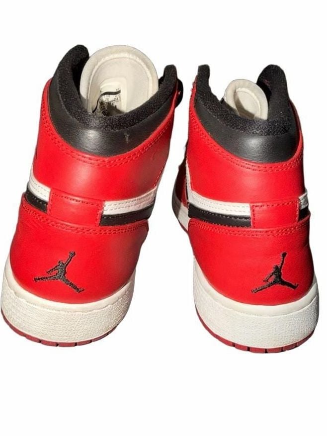 Air Jordan 1 Retro High Chicago Size 6.5Y White Red Black 3