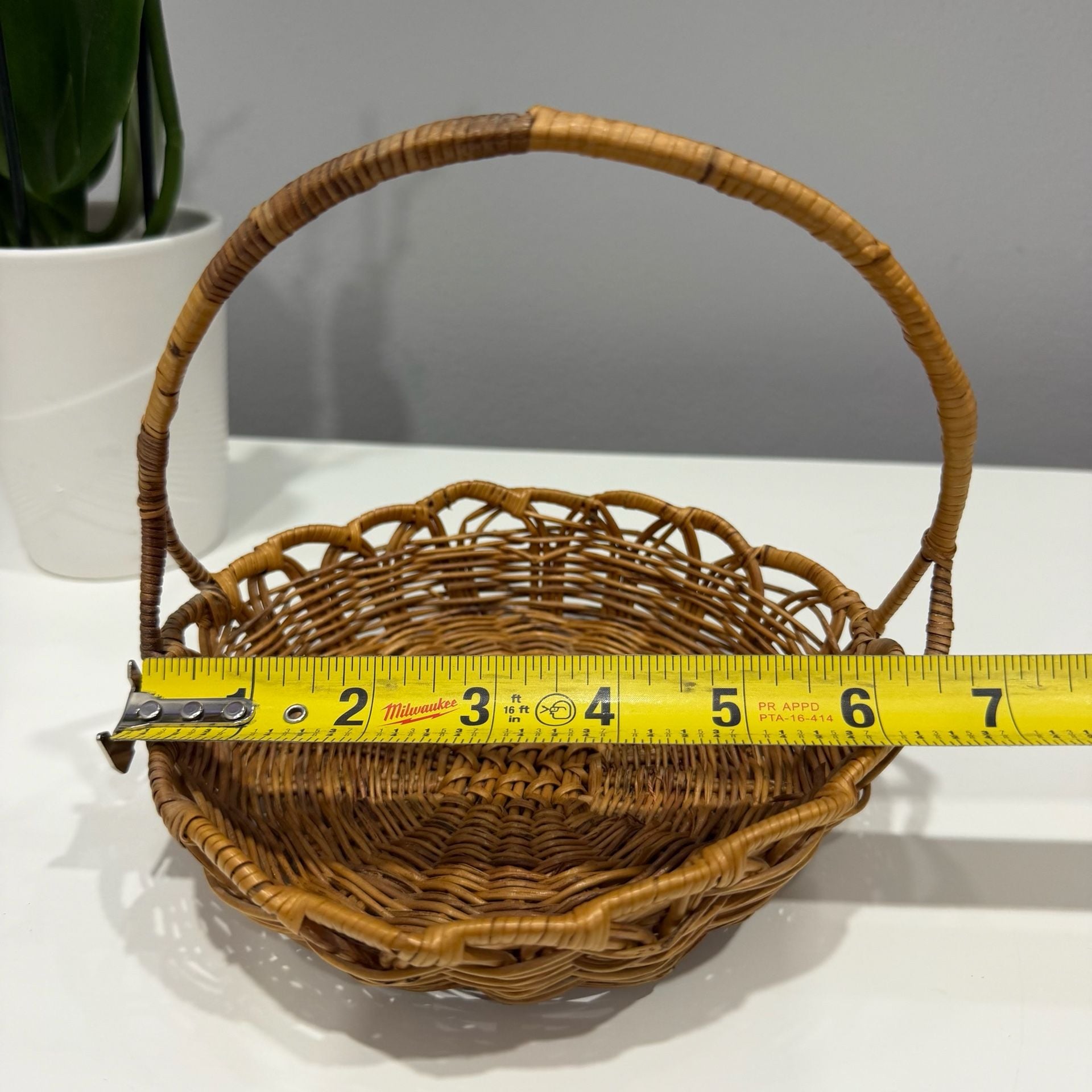 Vintage Wicker Rattan Gathering Basket Small Brown Scalloped Rim 7