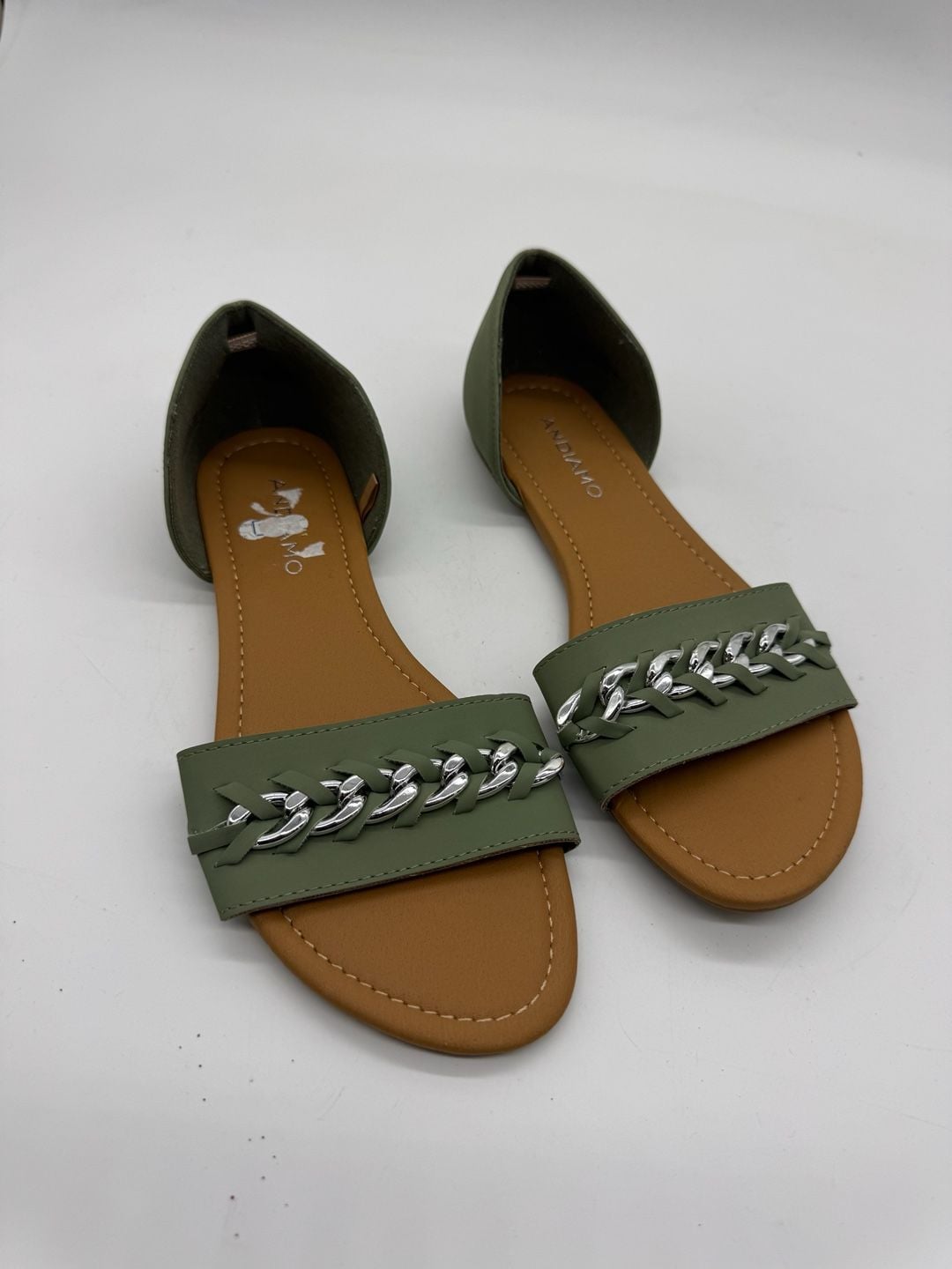 Andiamo Acody Flat Sandals Size 7.5M Green Chain Detail 2