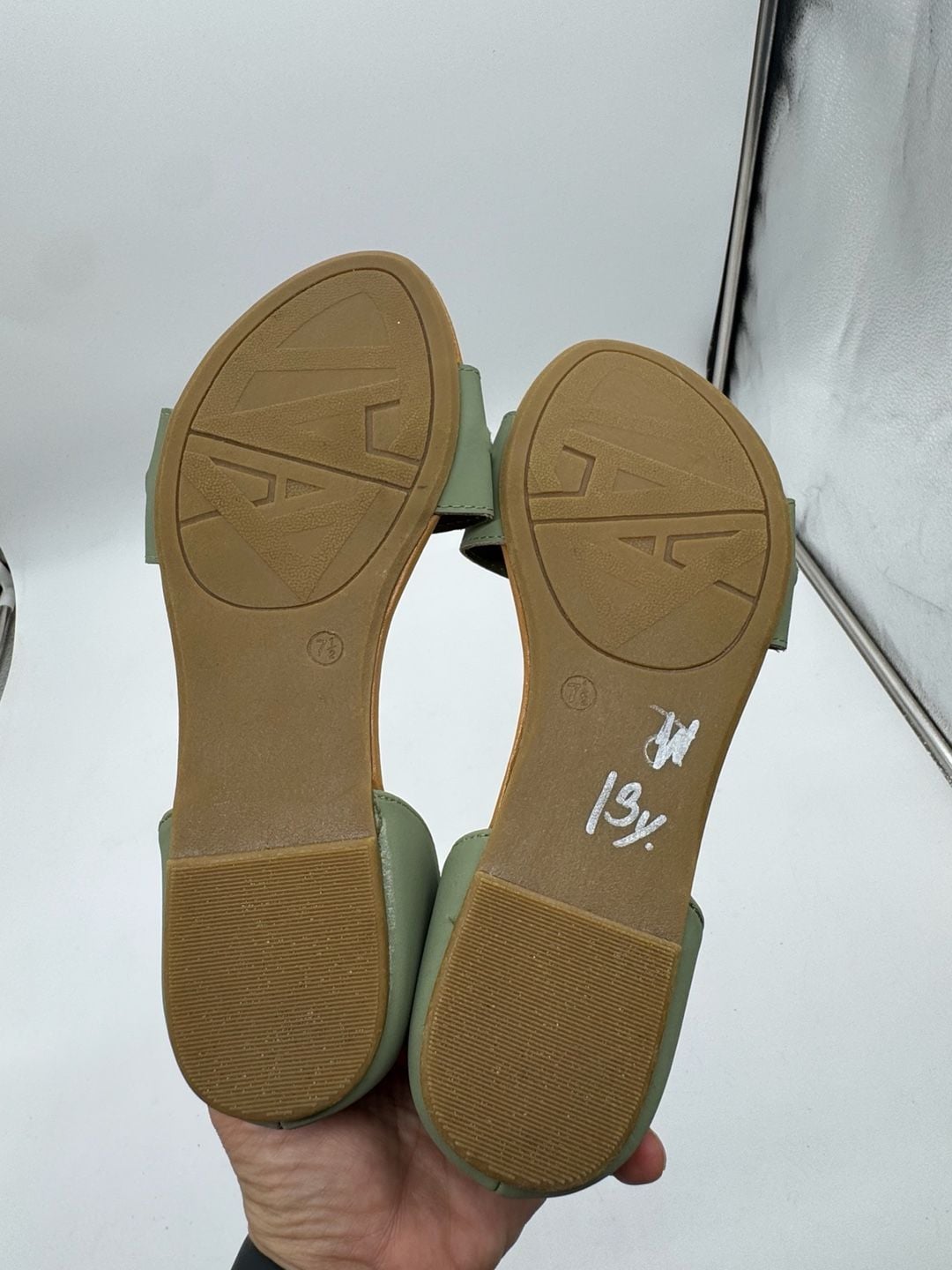 Andiamo Acody Flat Sandals Size 7.5M Green Chain Detail 7
