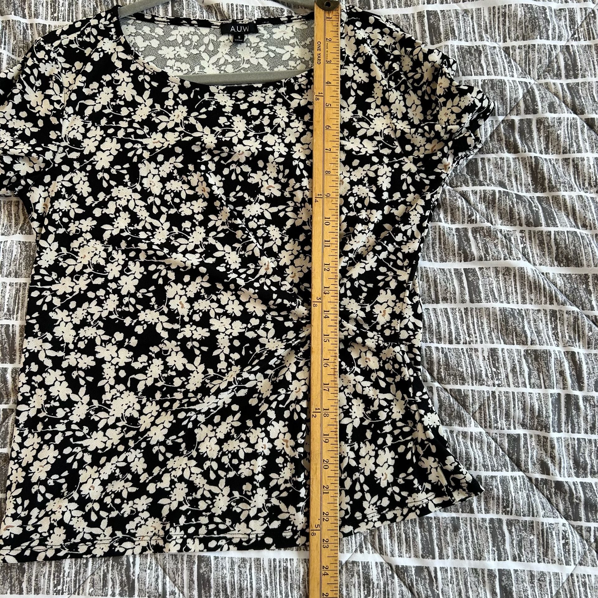A.U.W. Black White Floral Twist Front Top Size S 7