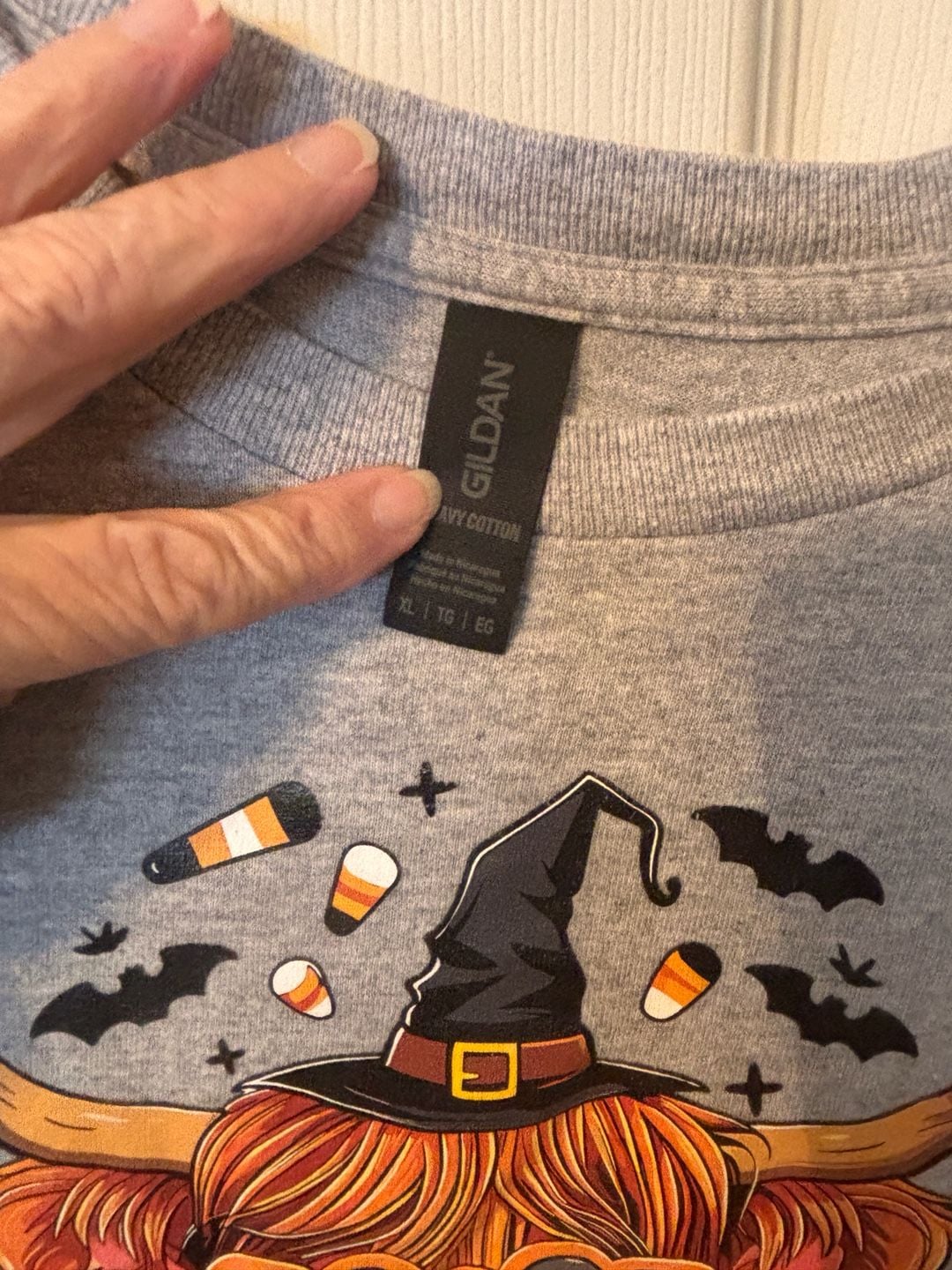 Gildan Halloween Highland Cow Size XL Graphic T-Shirt 3