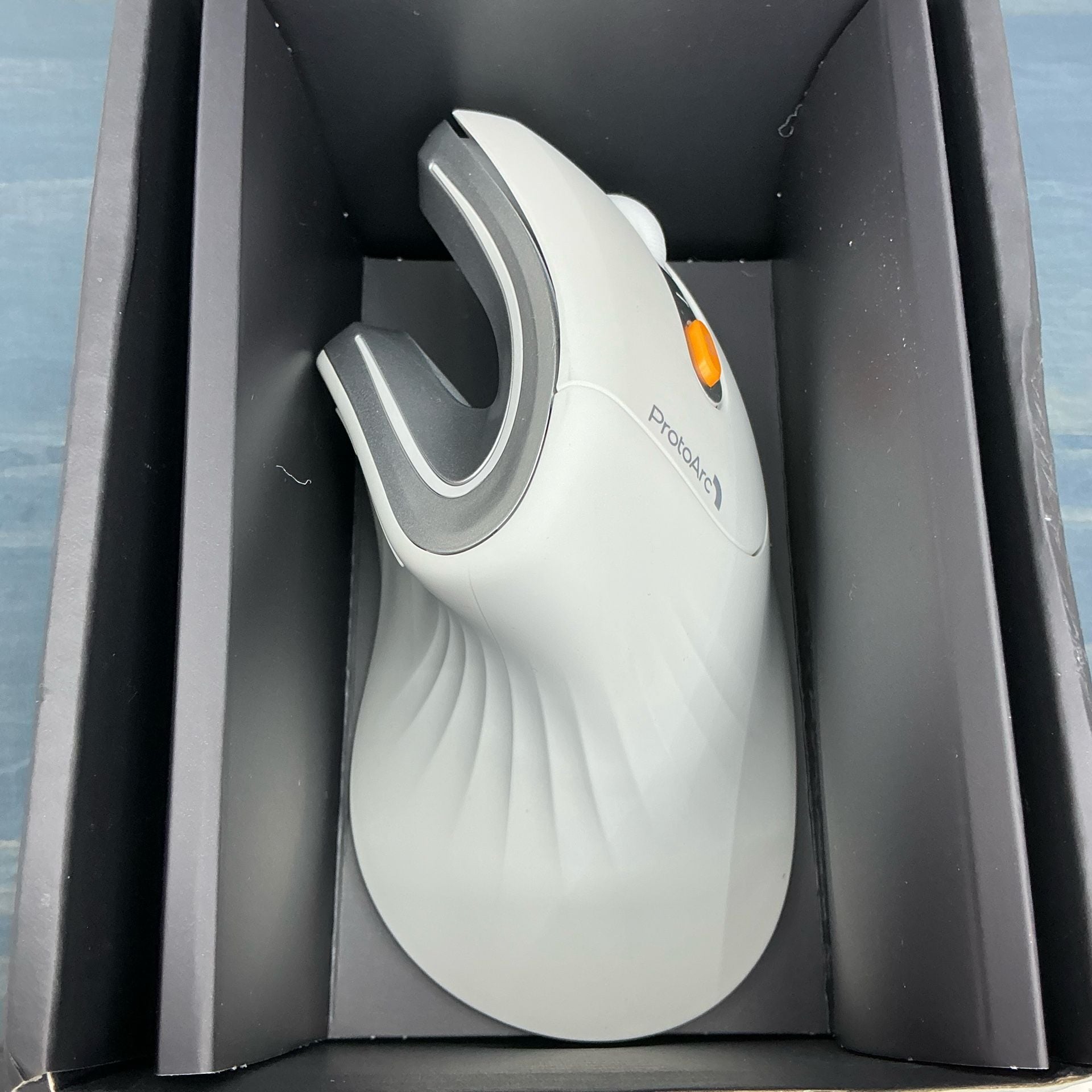 ProtoArc EM11 NL Rechargeable Ergonomic Vertical Mouse White 8