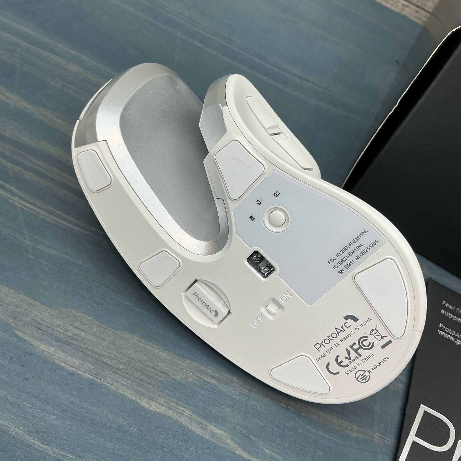 ProtoArc EM11 NL Rechargeable Ergonomic Vertical Mouse White 11