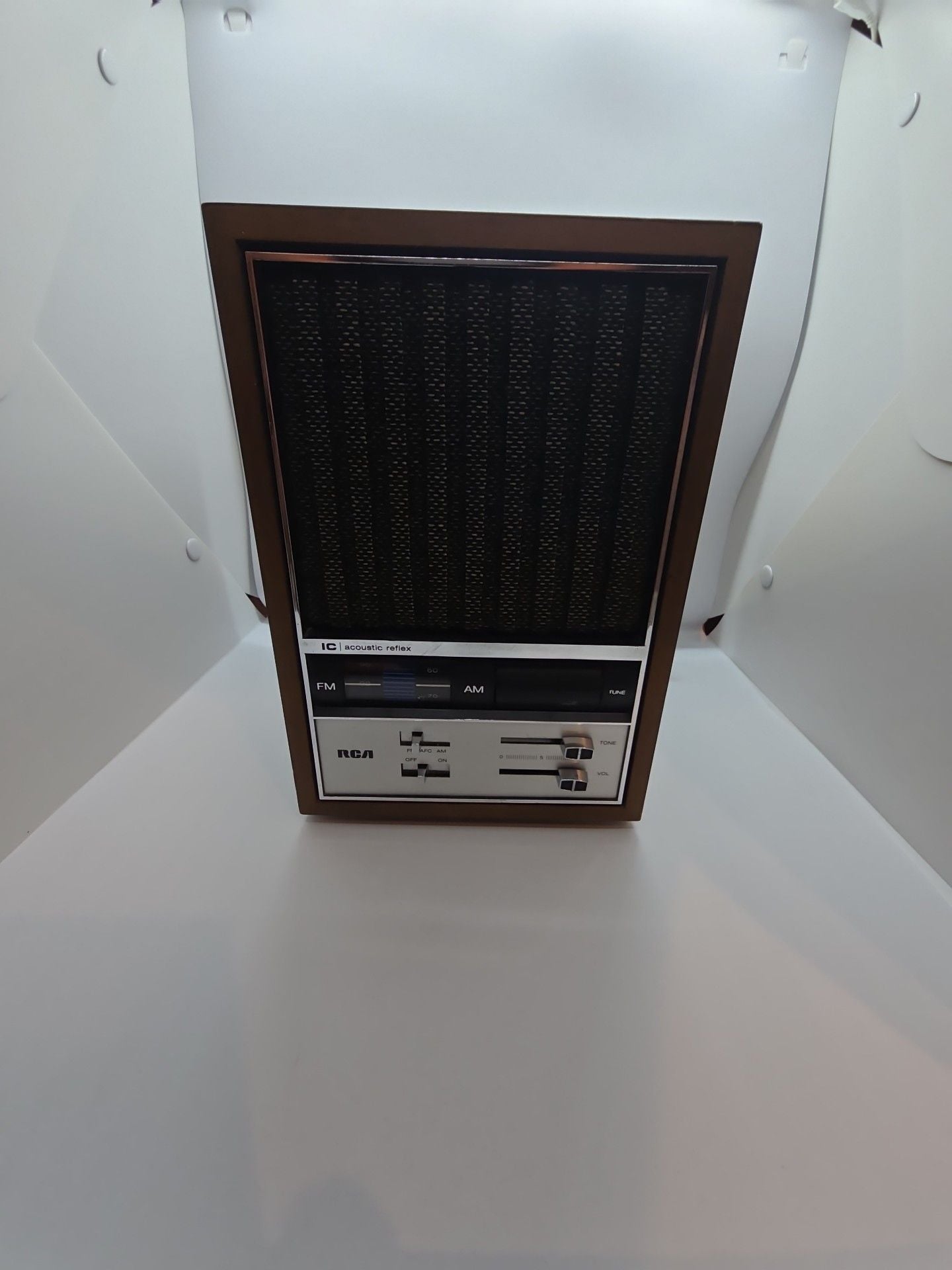 RCA RZC-379W IC Acoustic Reflex AM/FM Table Radio Vintage Wood Grain 2