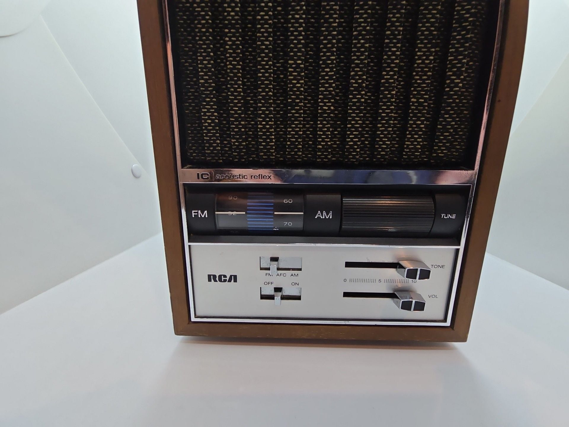 RCA RZC-379W IC Acoustic Reflex AM/FM Table Radio Vintage Wood Grain 3