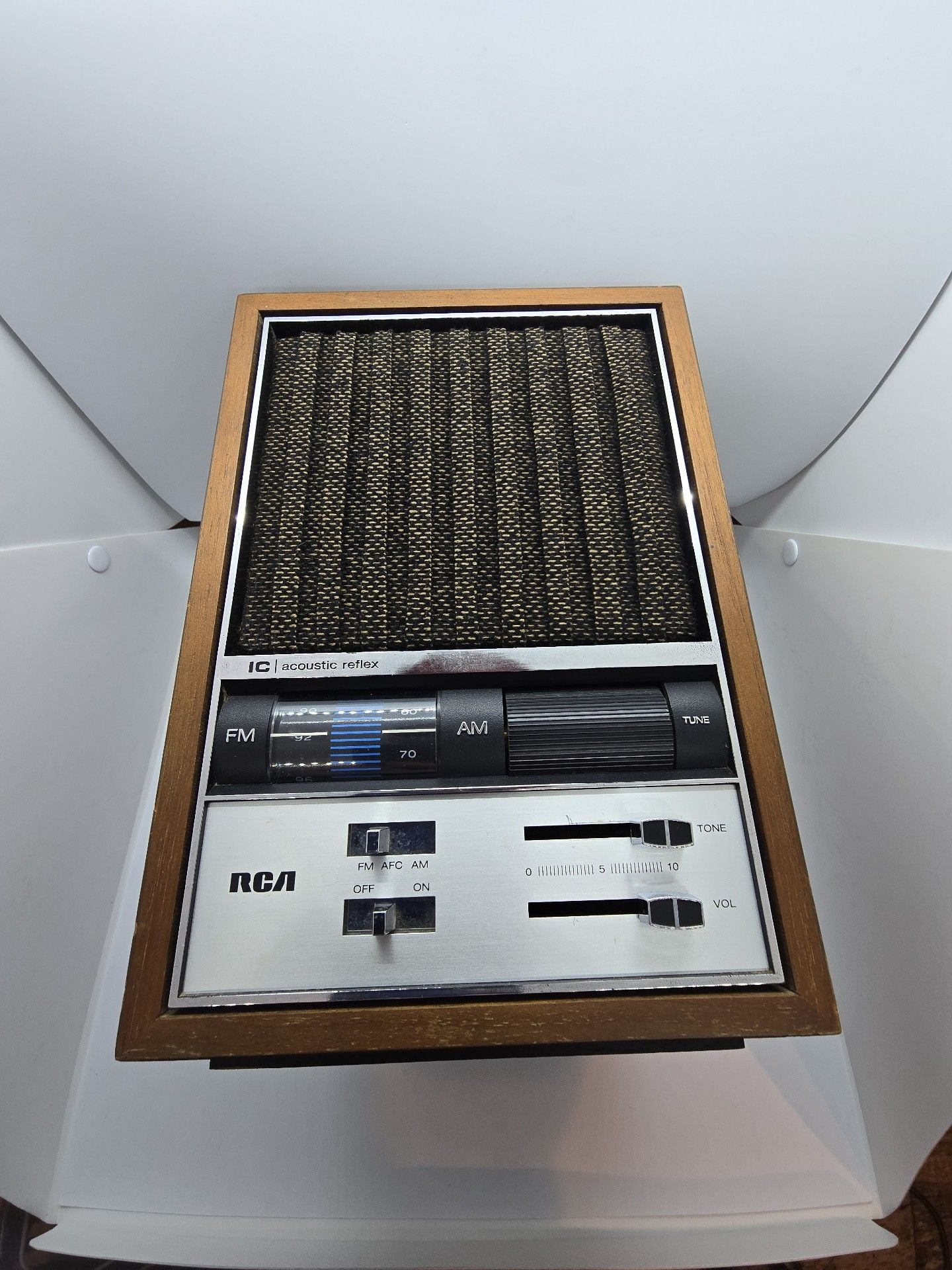 RCA RZC-379W IC Acoustic Reflex AM/FM Table Radio Vintage Wood Grain 5
