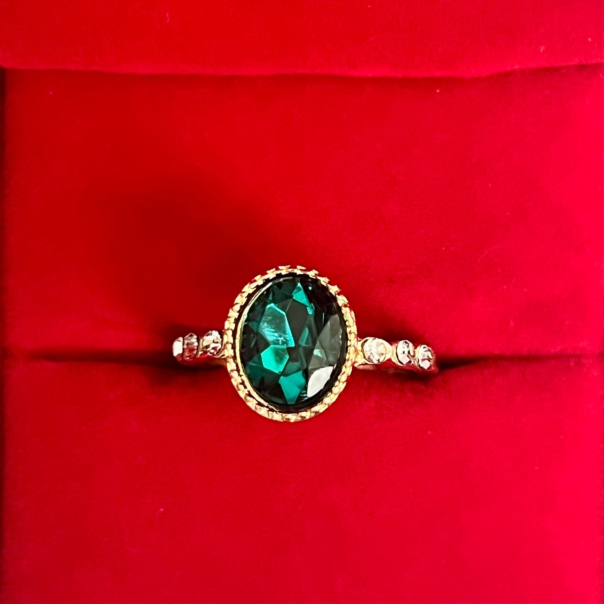 Vintage Gold Tone Green Crystal Oval Cocktail Ring Size 7 1