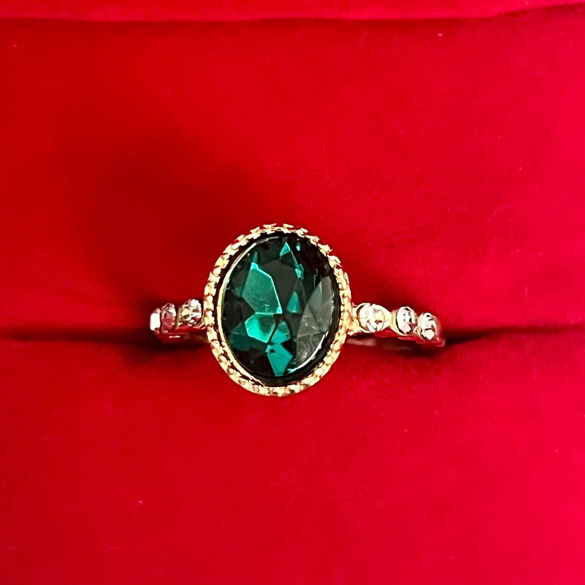 Vintage Gold Tone Green Crystal Oval Cocktail Ring Size 7 2