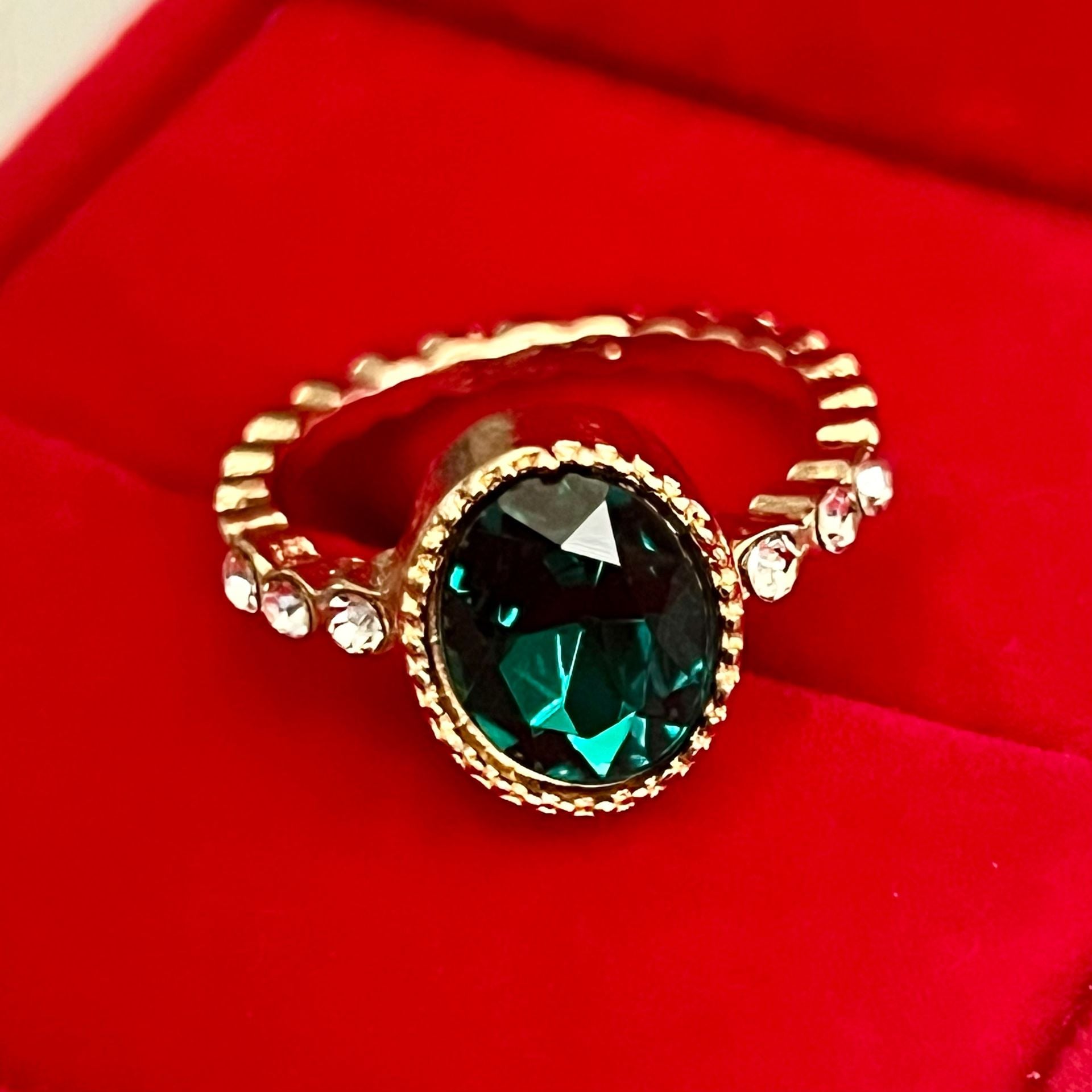 Vintage Gold Tone Green Crystal Oval Cocktail Ring Size 7 3