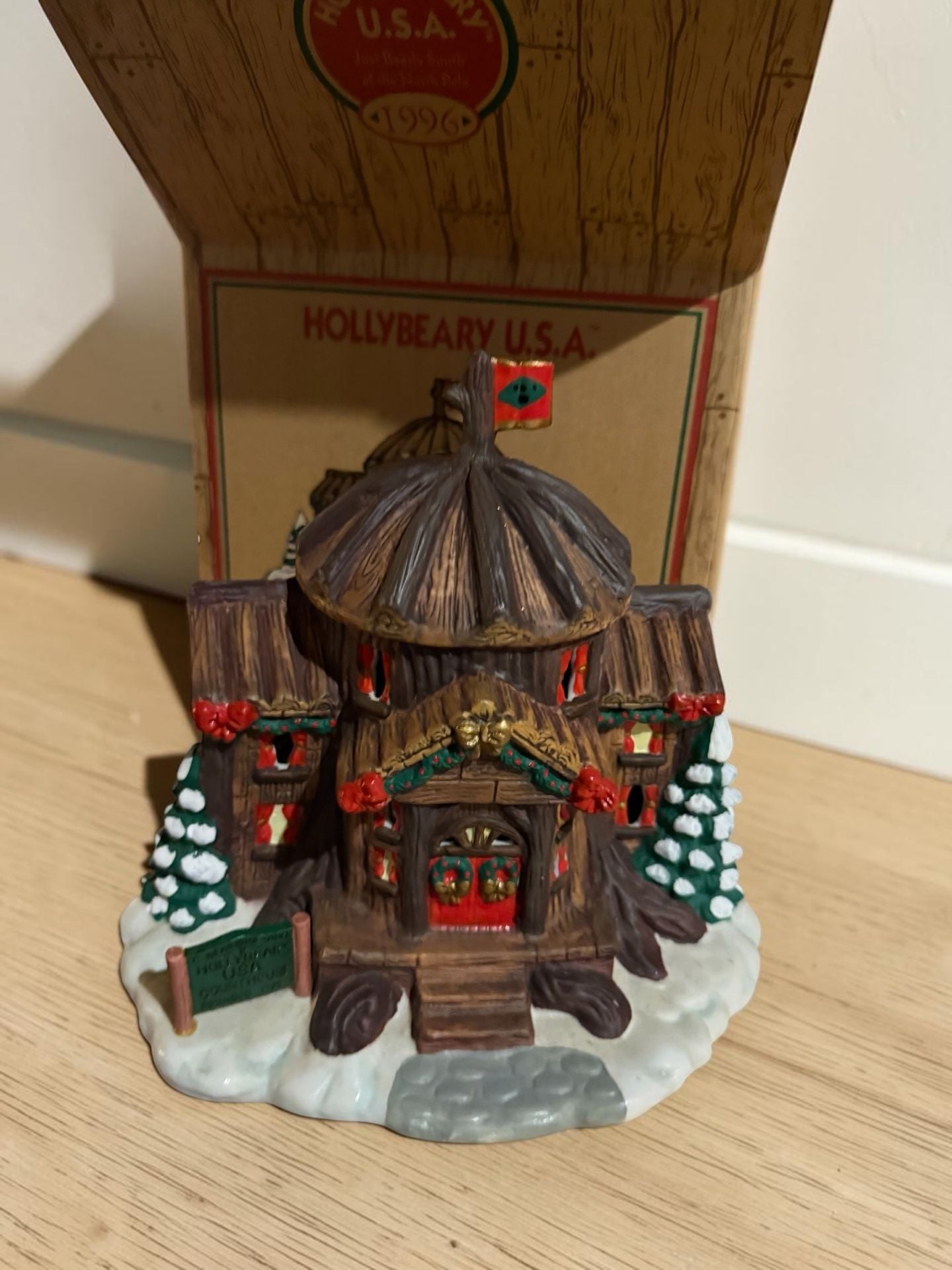 Hollybeary U.S.A. Courthouse 1996 Lighted Village Piece 1