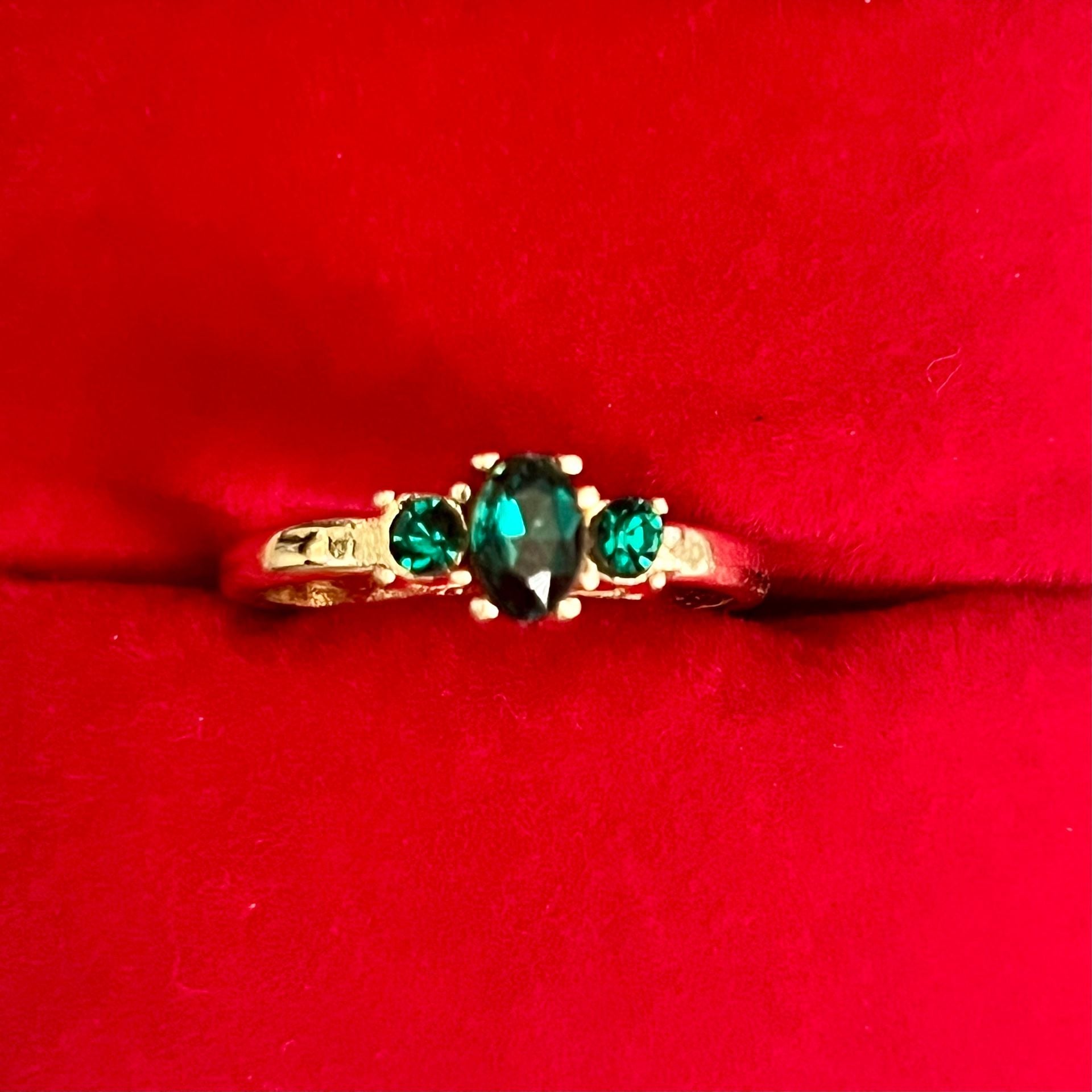 Gold Tone Emerald Green Three Stone Ring Size 6 2