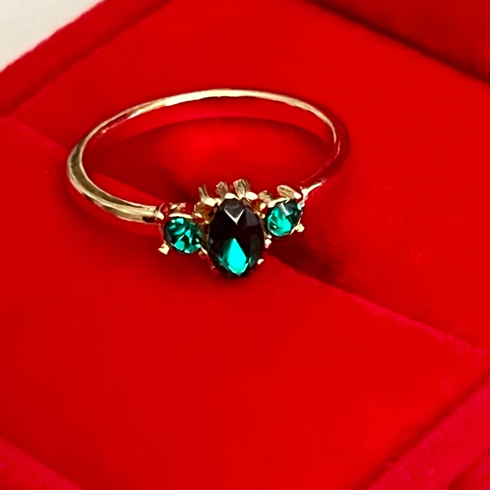 Gold Tone Emerald Green Three Stone Ring Size 6 3