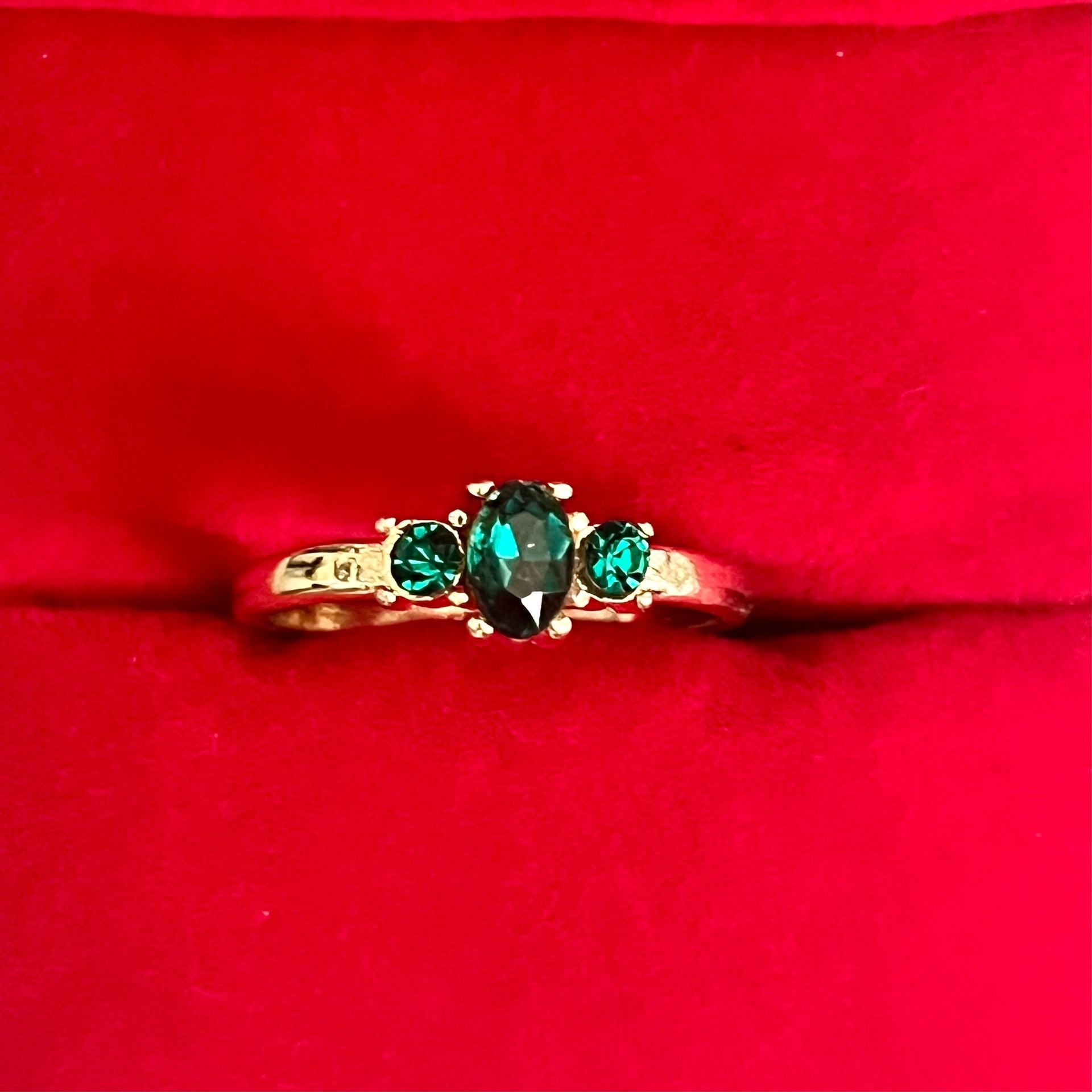 Gold Tone Emerald Green Three Stone Ring Size 6 4