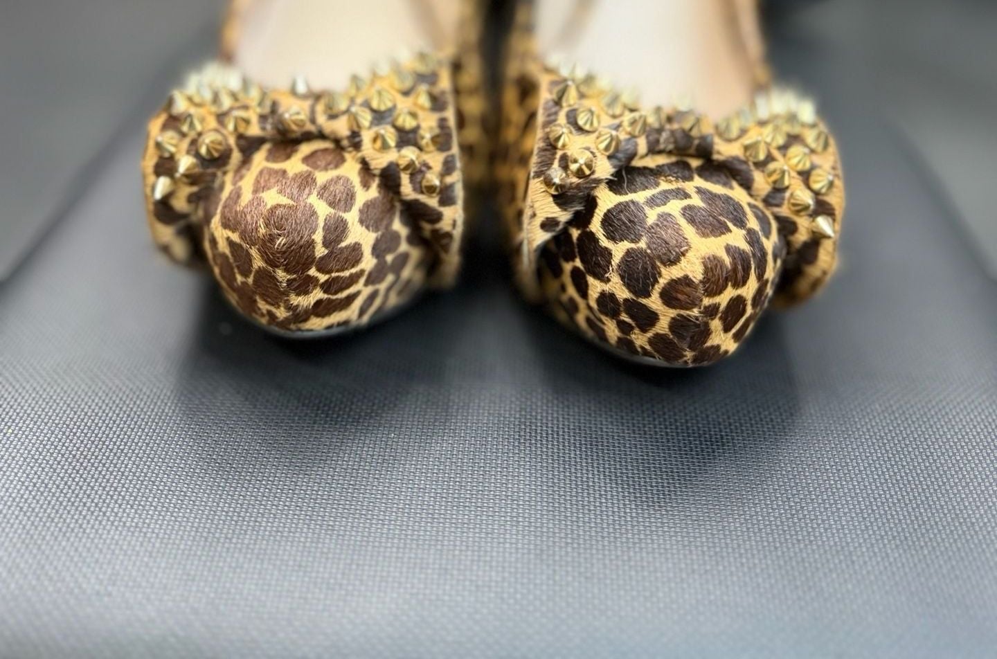 Vince Camuto Jamma Pumps Size 7.5M Leopard Studded Calf Hair 8