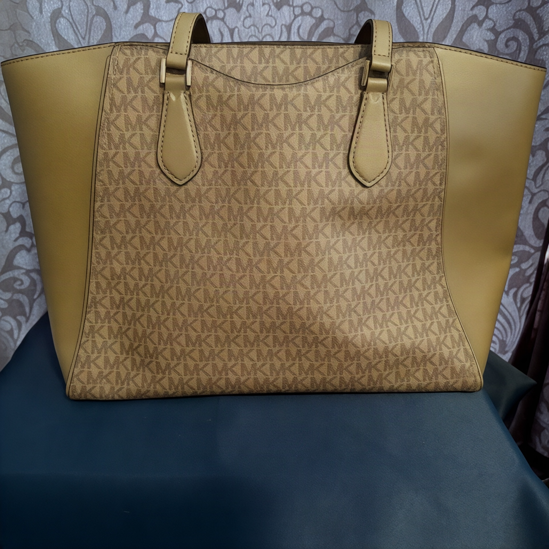 Taryn Large Signature Logo and Leather Tote Bag in HUSK 4