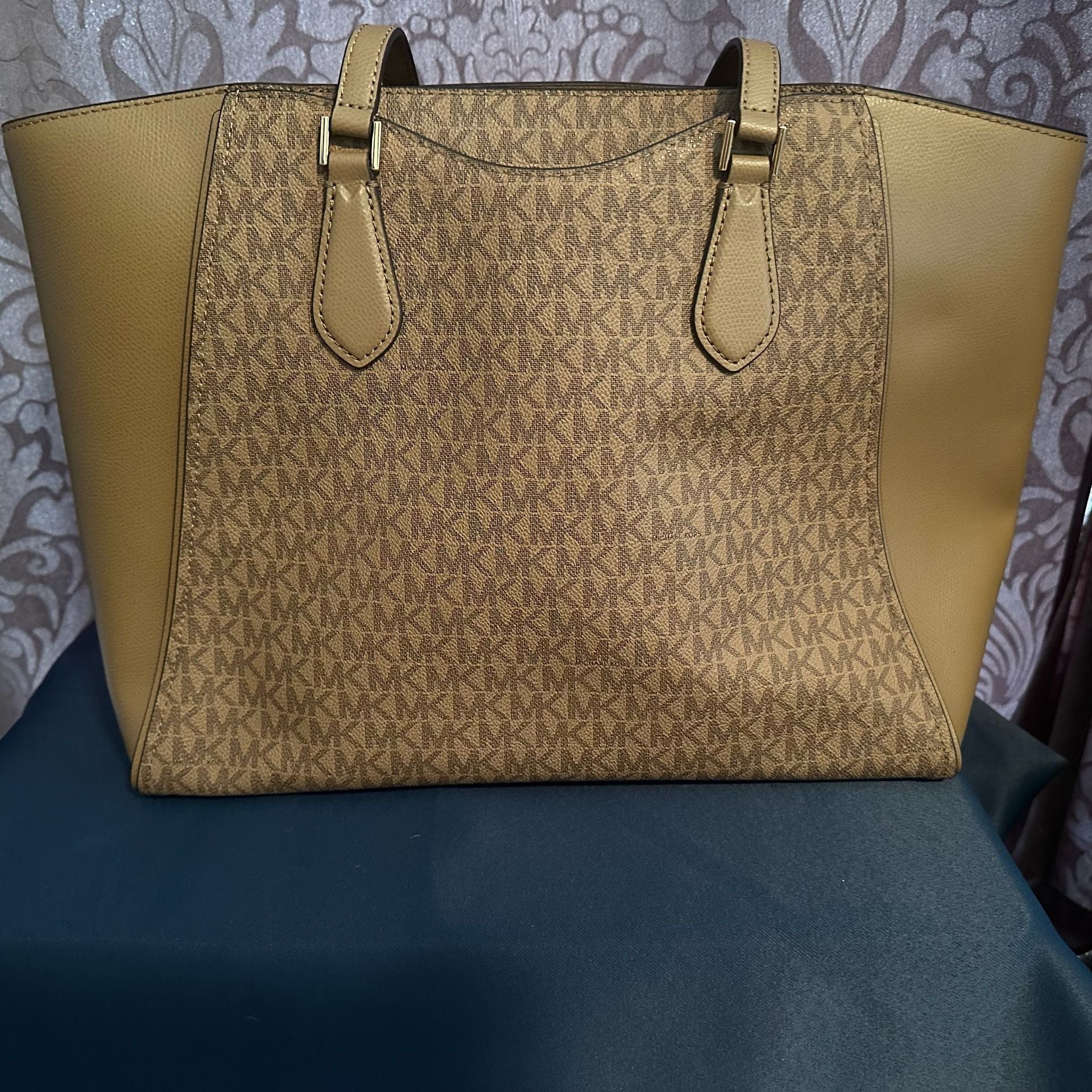 Taryn Large Signature Logo and Leather Tote Bag in HUSK 6