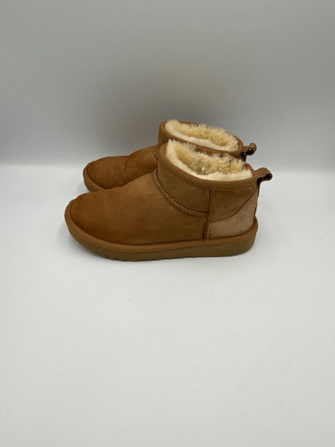 Ugg Classic Ultra Mini Boots Chestnut Suede
Size 13 Y
#889 5