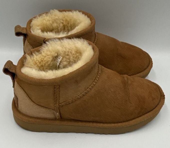 Ugg Classic Ultra Mini Boots Chestnut Suede
Size 13 Y
#889 2