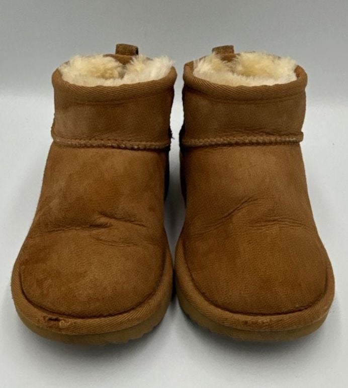Ugg Classic Ultra Mini Boots Chestnut Suede
Size 13 Y
#889 4