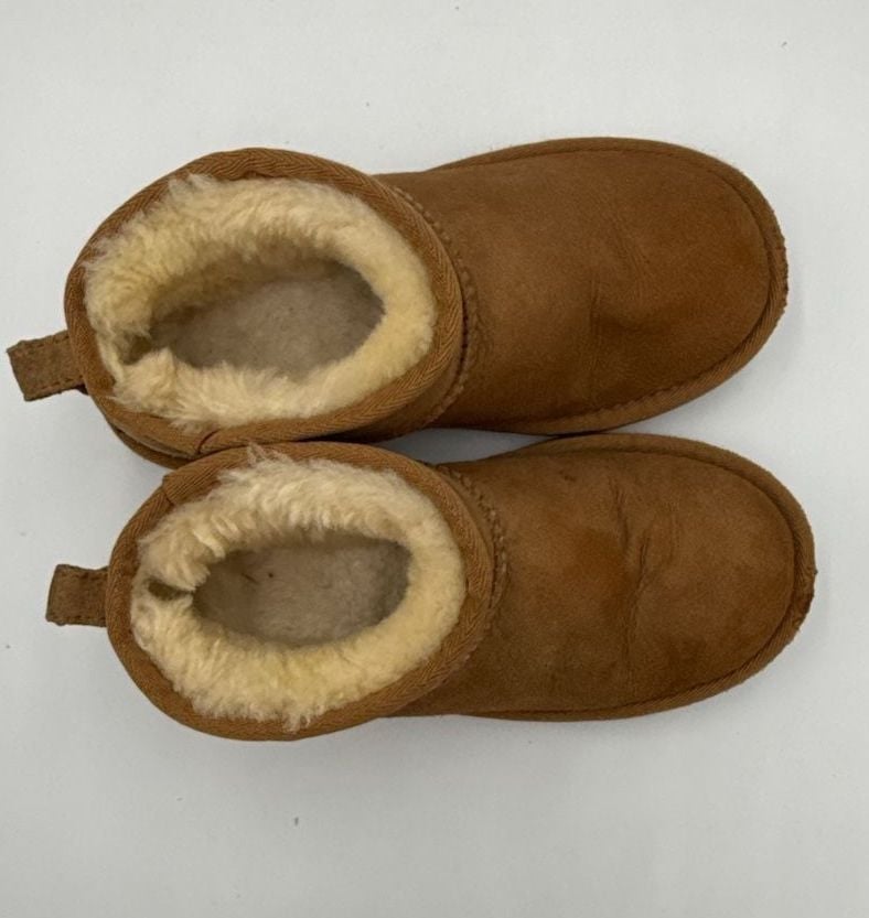 Ugg Classic Ultra Mini Boots Chestnut Suede
Size 13 Y
#889 7