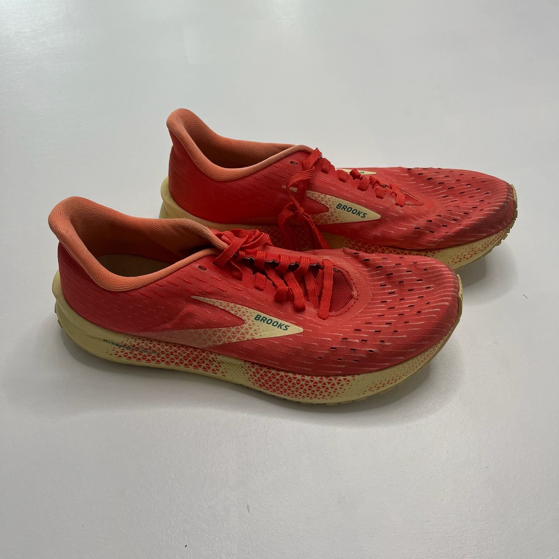 Brooks Hyperion Tempo Size 9.5 Coral Yellow Running Shoes 4