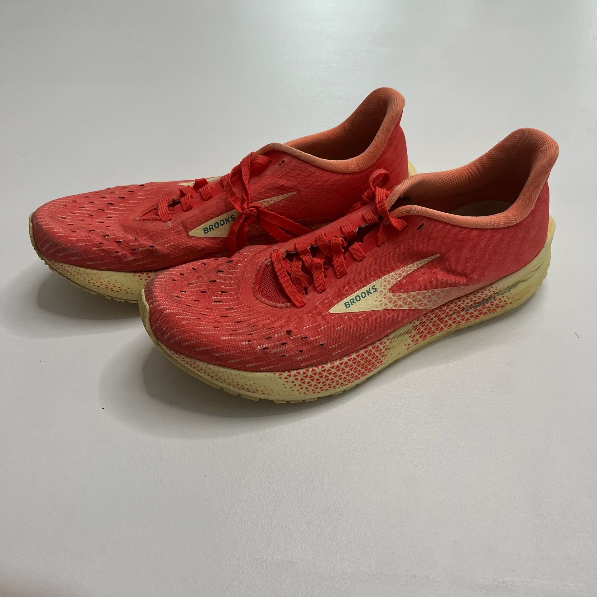 Brooks Hyperion Tempo Size 9.5 Coral Yellow Running Shoes 5